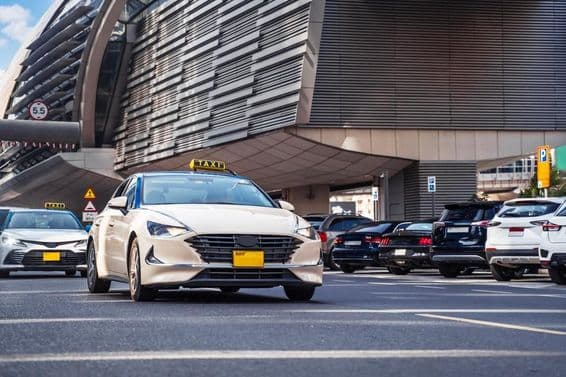 Escena callejera de Dubái con coches.