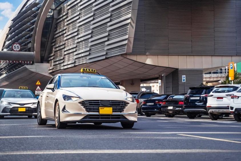 Escena callejera de Dubái con coches.