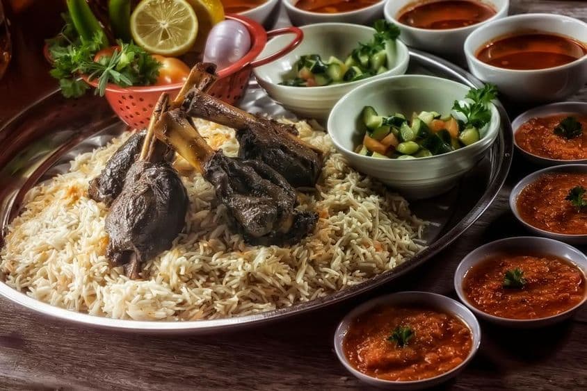 Pierna de cordero con arroz, guarniciones y postre incluido.