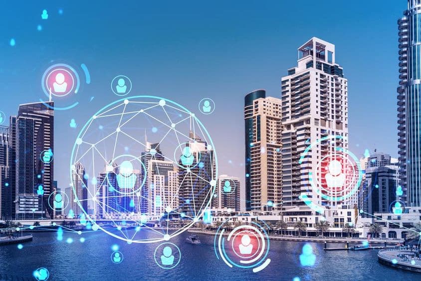 Horizonte de negocios de Dubái, rascacielos, íconos holográficos, concepto de recursos humanos.