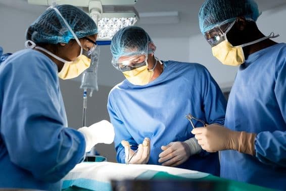 Equipo médico trabajando en la sala de operaciones.
