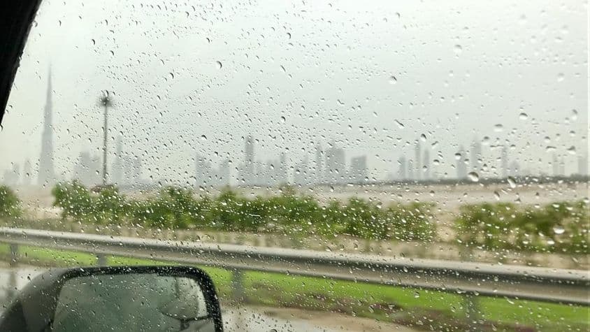 Gotas de lluvia deslizándose por la ventana de un coche.