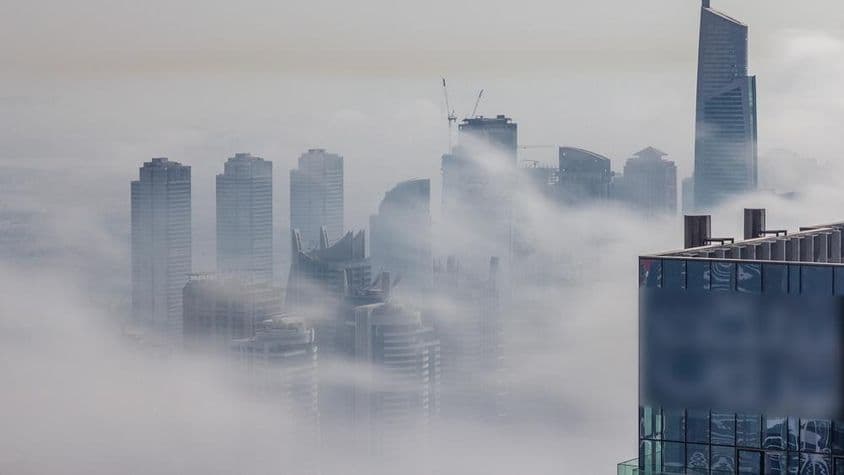 Rascacielos de Dubái envueltos en niebla.