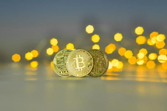 Monedas de Bitcoin doradas.