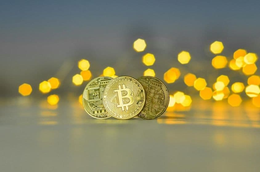 Monedas de Bitcoin doradas.
