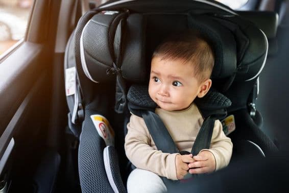 Bebé sentado en un asiento de coche.
