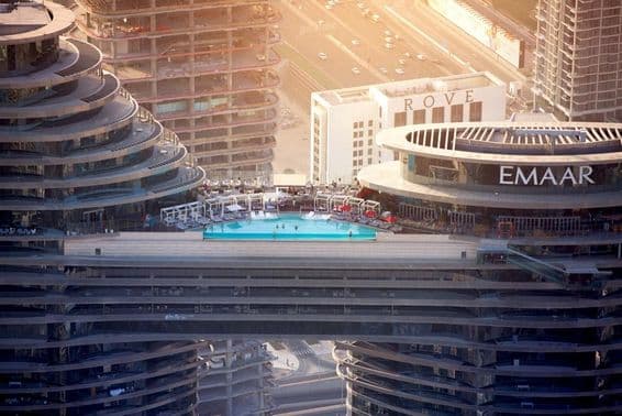 Piscina de rascacielos bajo el sol.