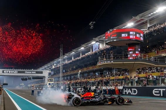 Pista de carreras de Formula 1 del Circuito Yas Marina en Abu Dhabi.