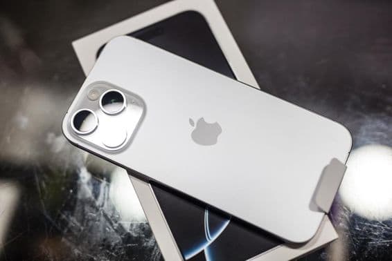 iPhone descansando sobre su caja en una mesa.