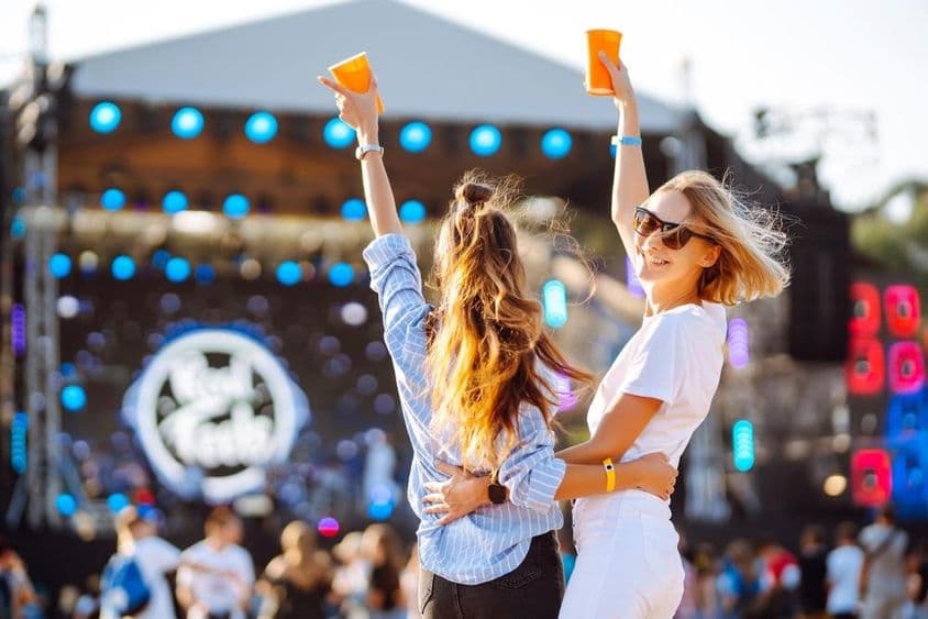 Mujeres jóvenes disfrutando del festival.