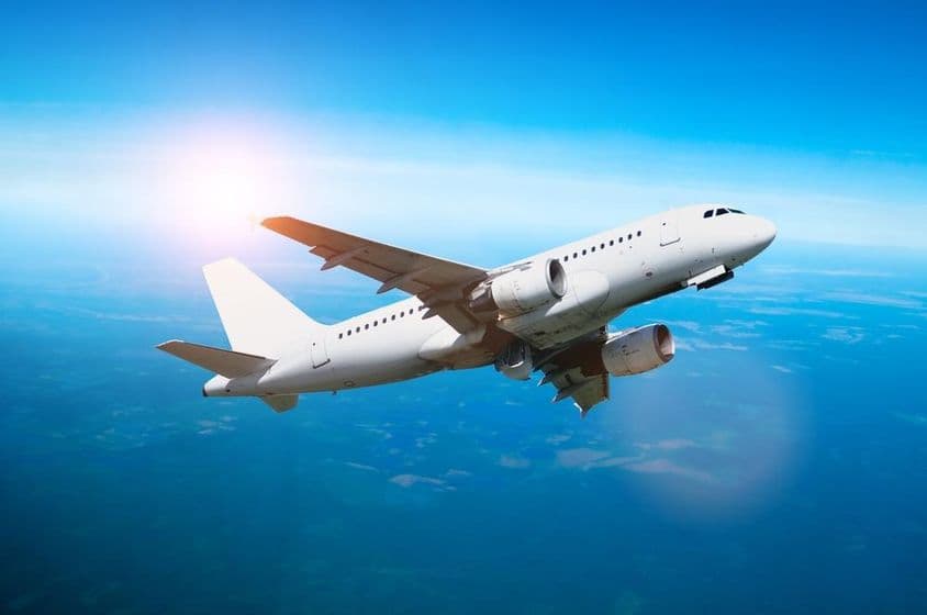 Avión blanco volando en el cielo.