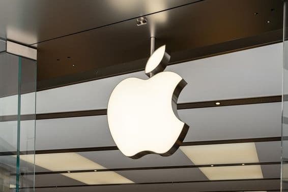 Logotipo de Apple Inc sobre la entrada.