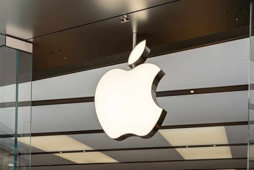 Logotipo de Apple Inc sobre la entrada.