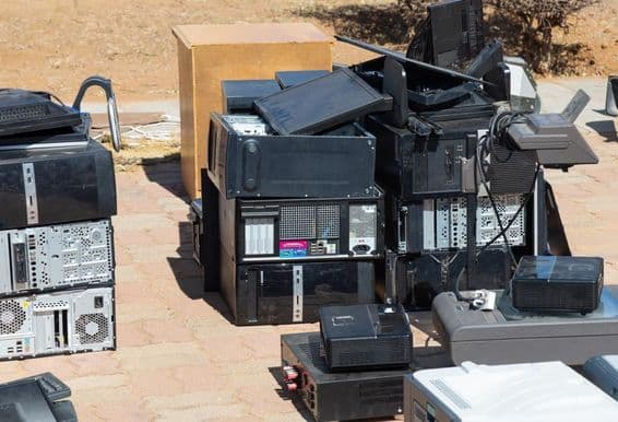 Residuos electrónicos esperando ser reciclados.