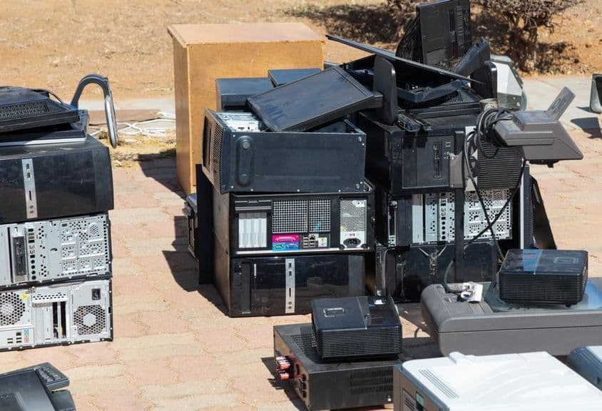 Residuos electrónicos esperando ser reciclados.