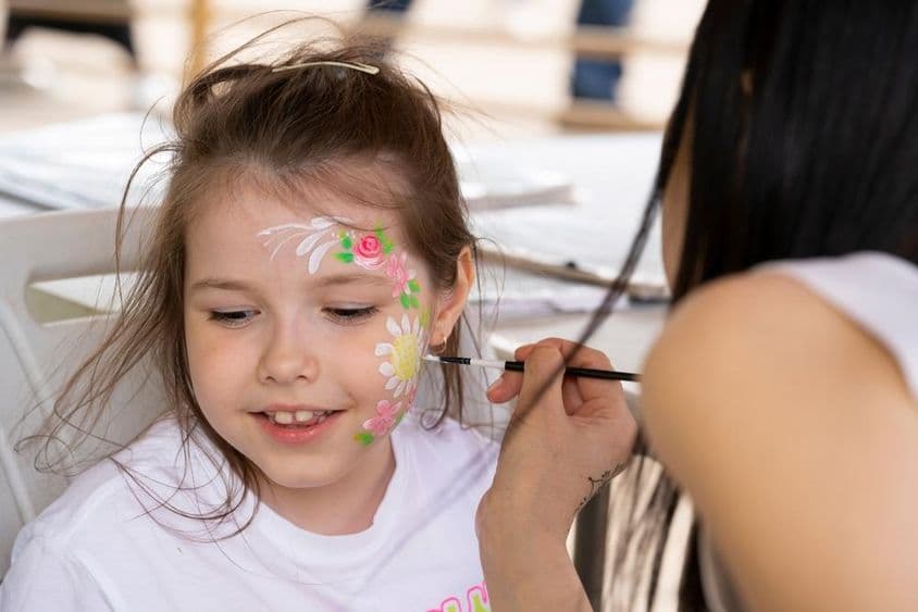 Pintura facial en la cara de una niña joven.