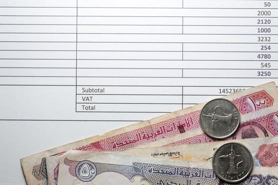 Billetes de dirham, pocas monedas, contabilidad fiscal en papel impreso.