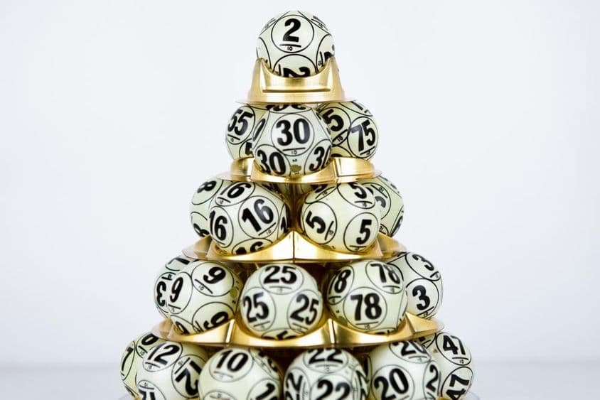 Bolas de lotería con números dispuestas en forma de pirámide.
