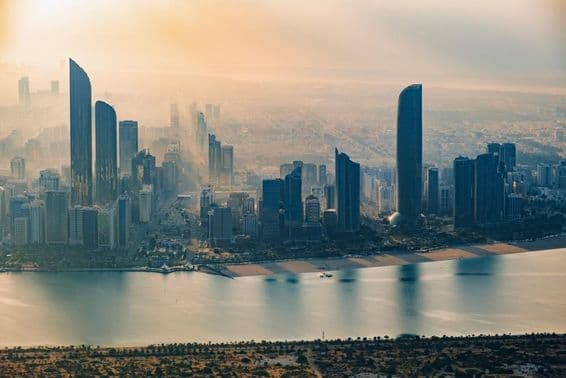 Vista aérea del horizonte de Abu Dhabi.