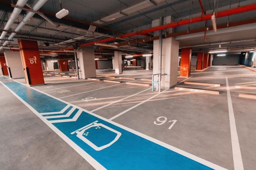 Garaje de estacionamiento en Dubái, actualmente vacío.