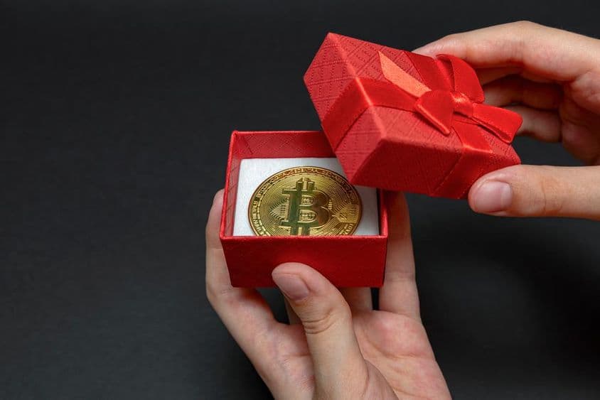 Moneda de Bitcoin en una caja de regalo.