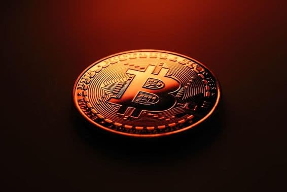 Moneda de bitcoin dorada.