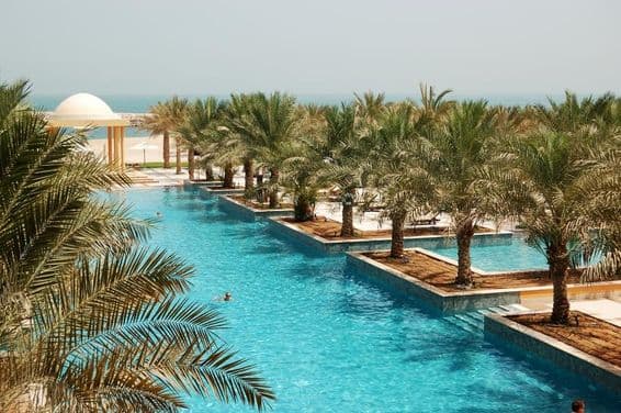 Piscina en Ras Al Khaimah junto al mar.