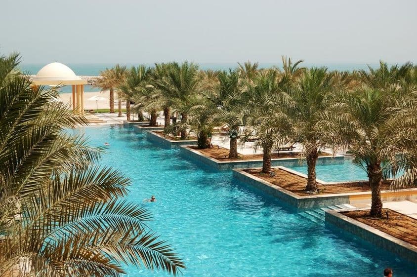Piscina en Ras Al Khaimah junto al mar.