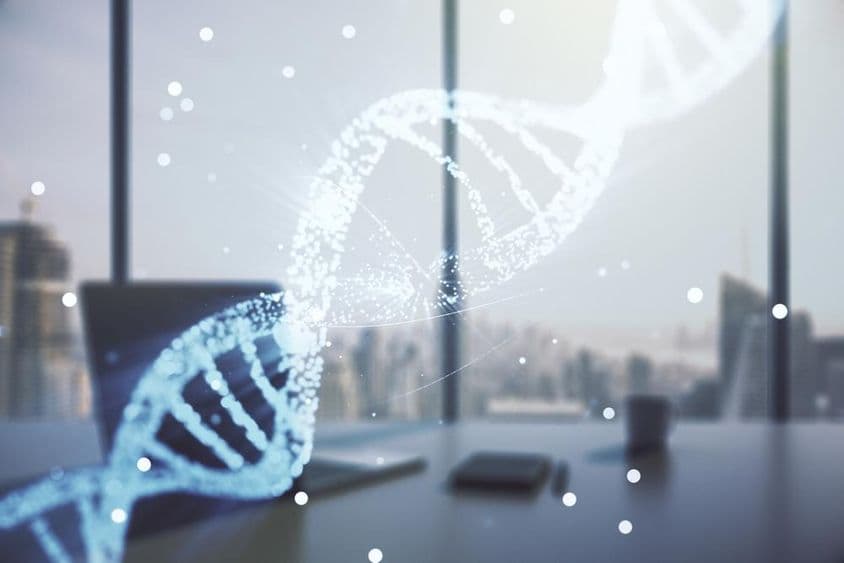 Cadena de ADN proyectada como un holograma con una oficina de fondo.