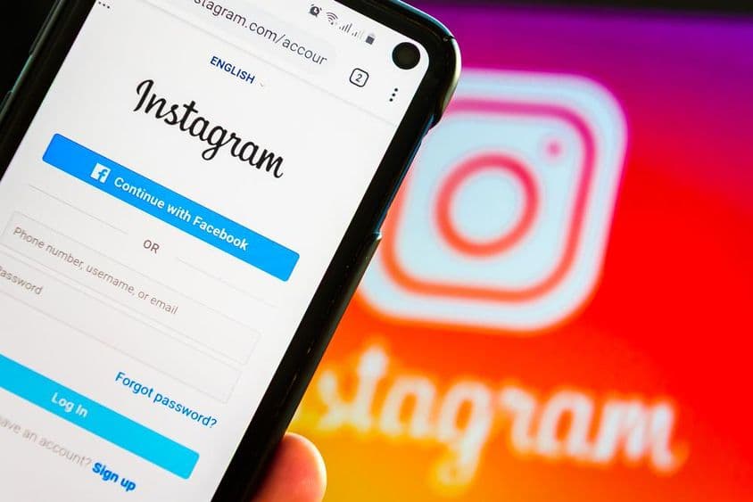 Inicio de sesión en la aplicación Instagram en un smartphone.