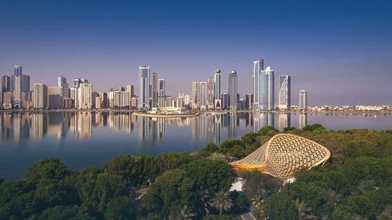 Captura de dron de la ciudad de Sharjah mostrando la belleza de su paisaje y horizonte.