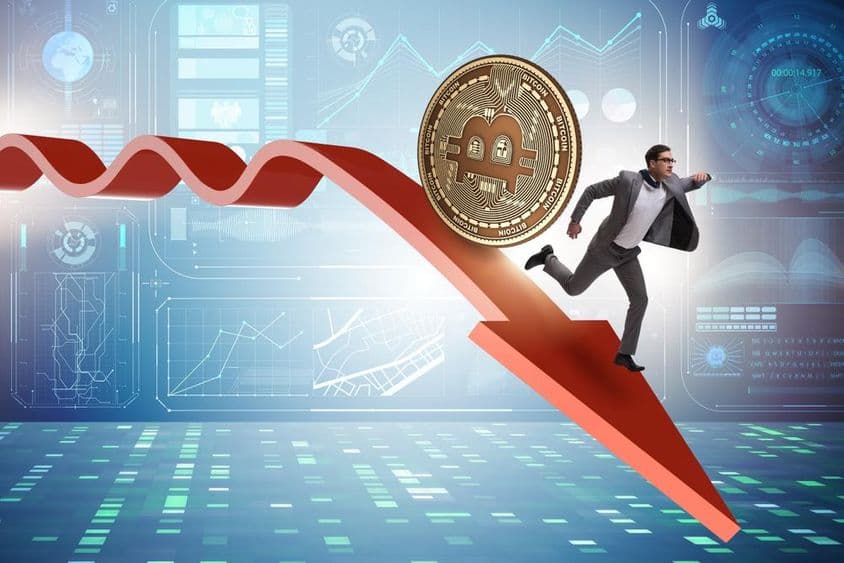 Bitcoin perseguido por un empresario en medio de una caída de precio de criptomonedas.