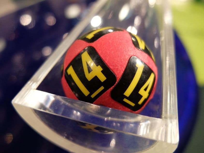 Número 14 en una bola de lotería.