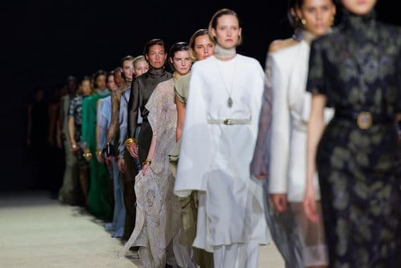 Modelos caminando en la pasarela.