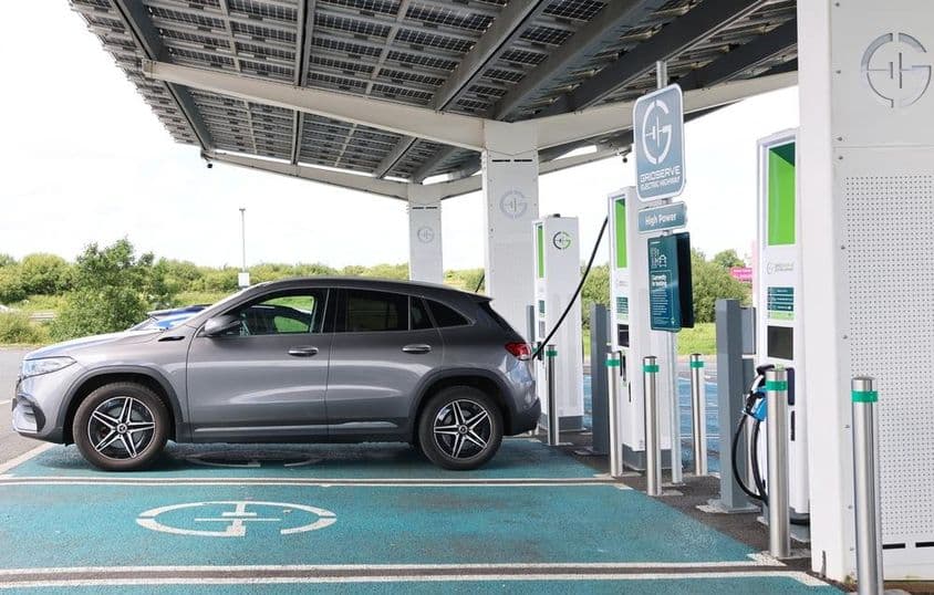 Cargando coche eléctrico.
