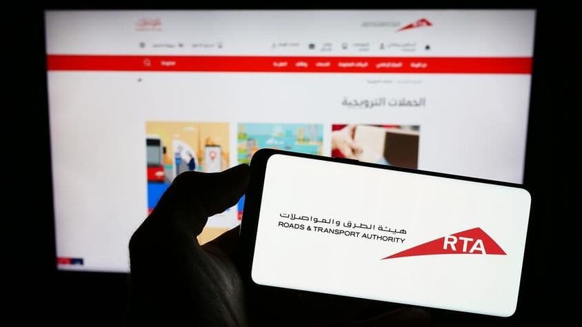 Logo de RTA en un teléfono con fondo de sitio web.