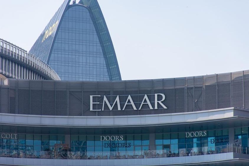 Logo de Emaar Properties en la fachada de un edificio