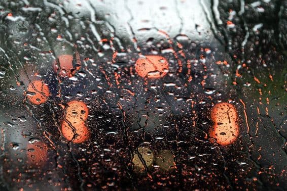 Vista de Dubái a través de una ventana de coche mojada.