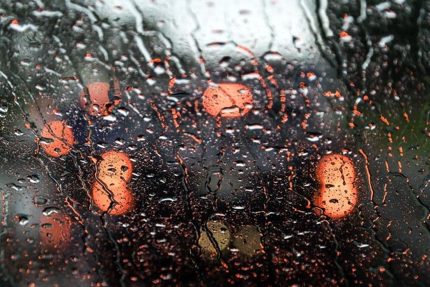 Vista de Dubái a través de una ventana de coche mojada.