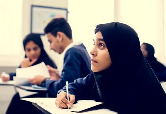 Niños musulmanes estudiando en un aula.
