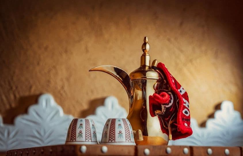 Café árabe tradicional en una olla de café árabe