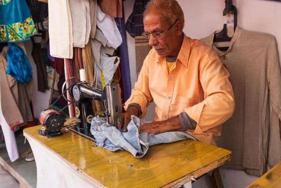 Sastre reparando ropa.