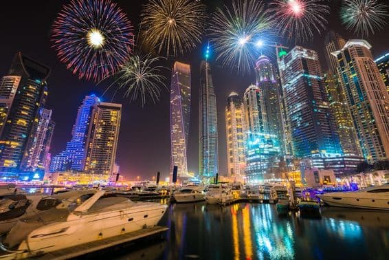 Fuegos artificiales de Dubái en la marina.