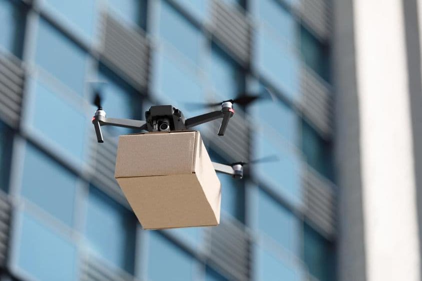 Drone lleva un paquete.