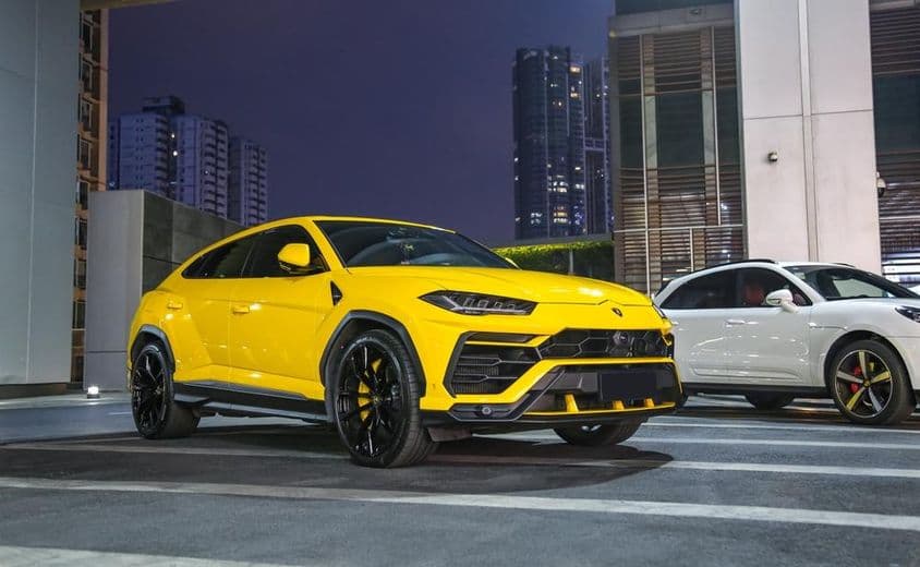 Lamborghini Urus de color amarillo.
