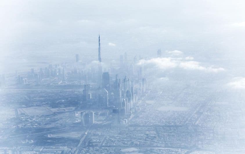 Horizonte de Dubai, clima brumoso.