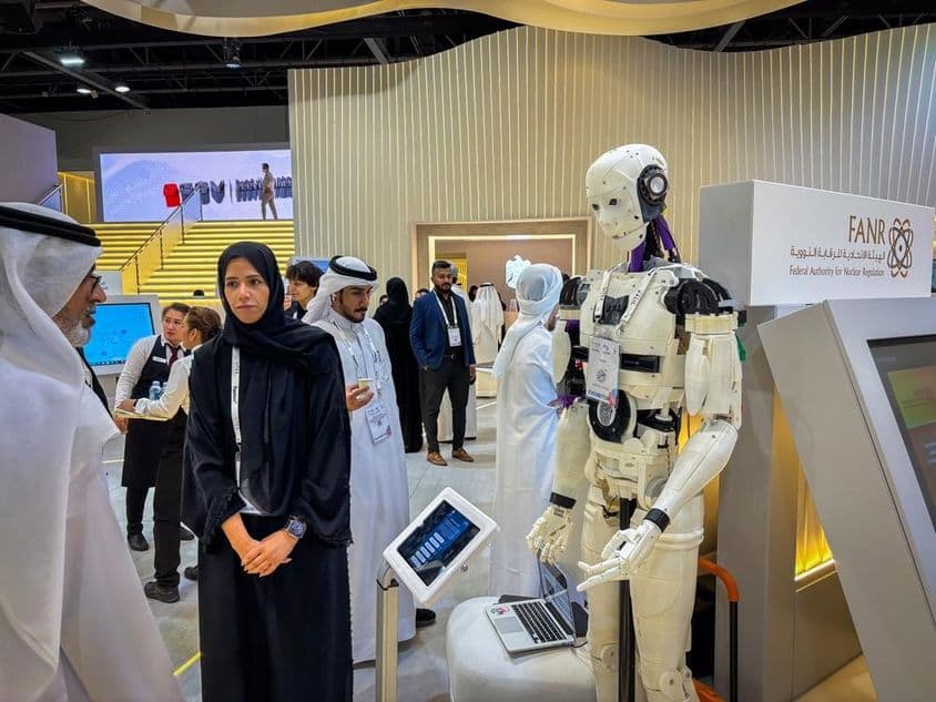 Exposición tecnológica global en Dubái presenta innovaciones en IA y ciberseguridad.