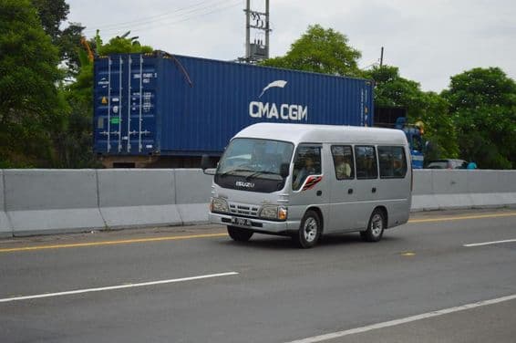 Minibús Isuzu.