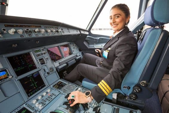 Piloto femenina en la cabina.