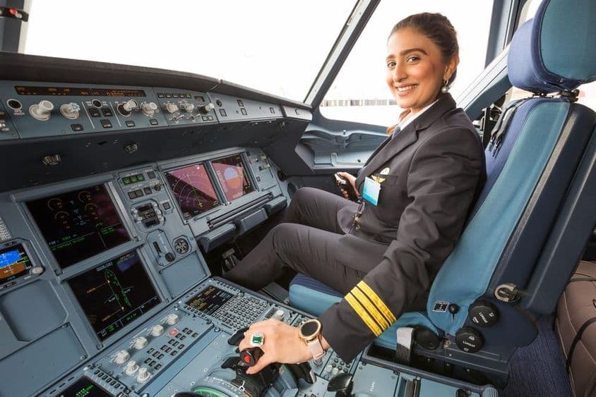 Piloto femenina en la cabina.